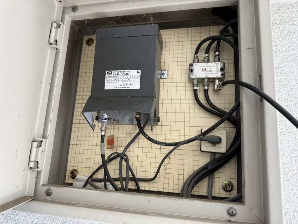 施工前 - マンションのブースターの交換